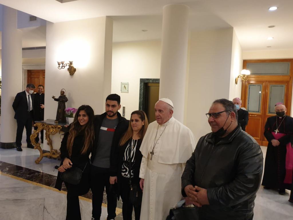 Vor der Abreise in den Irak trifft Papst Franziskus eine Familie irakischer Christen, die durch die humanitären Korridore nach Italien gekommen sind
